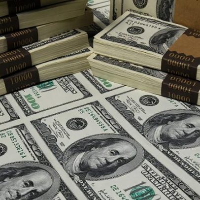 Dólar volta a superar R$5 e bolsa cai com petróleo acima de US$100