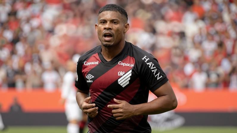 O lateral direito Gilberto está emprestado pelo Palmeiras ao Athletico-PR, mas tem sofrido para receber oportunidades