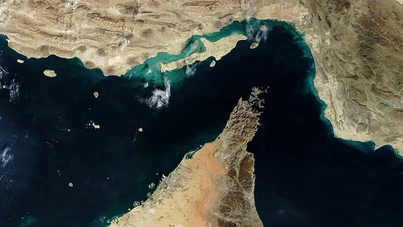 O Estreito de Ormuz, rota estratégica por onde passa cerca de 20% do petróleo mundial (Foto: Wikimedia Commons )