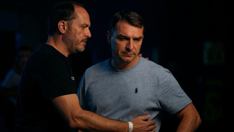 o-senador-flavio-bolsonaro-e-carlos-bolsonaro-durante-coletiva-no-frente-ao-hospital-df-star-onde-o-ex-presidente-jair-bolsonaro-esta-internado—metropoles-9