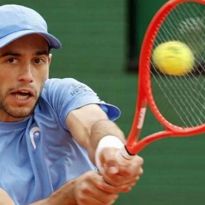 Tenista vence em Barcelona após saque por baixo no último ponto e recebe vaias