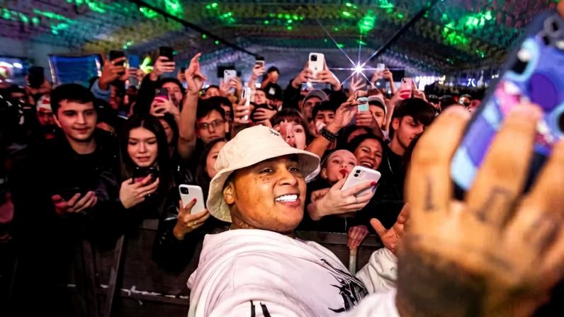 MC Ryan desceu do palco e tirou foto com fãs na grade da Festa Junina de Votorantim (SP)