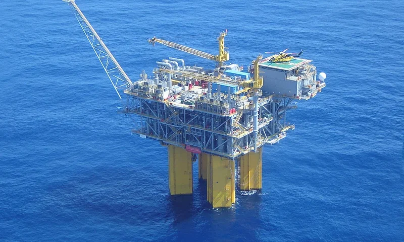 Petróleo sobe 5% com impasse EUA-Irã no Estreito de Ormuz