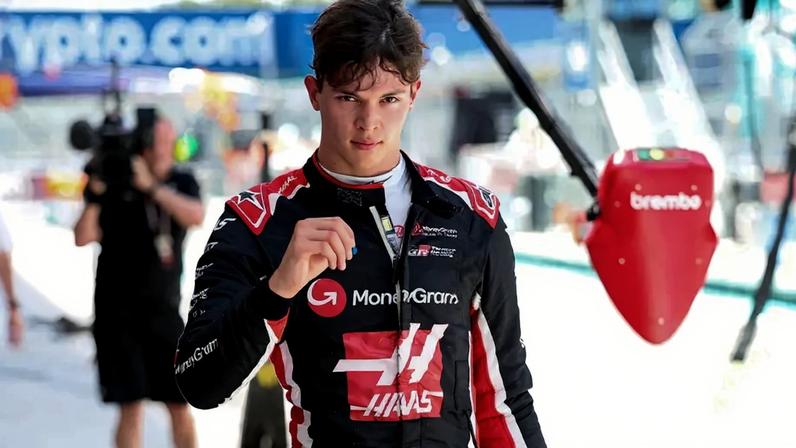 Oliver Bearman na garagem da Haas na F1 2026 (Photo by CHARLY TRIBALLEAU / AFP)