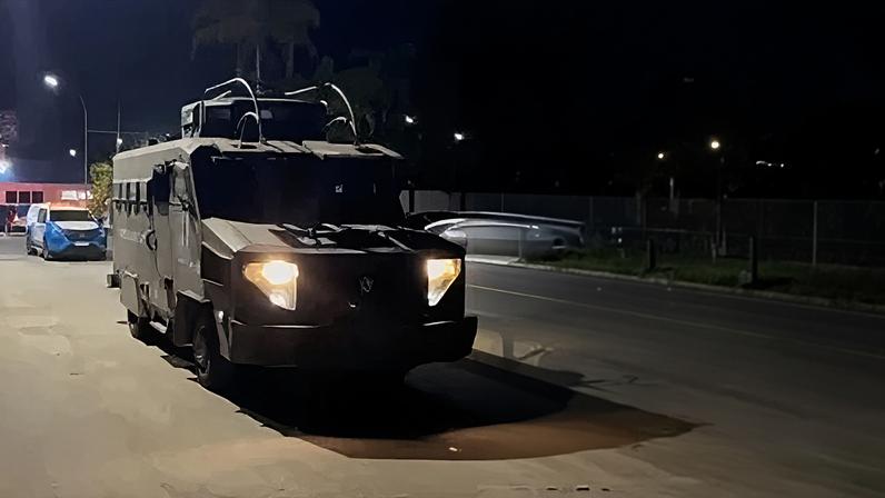 Policiais civis e militares realizam operação nas regiões do Recreio dos Bandeirantes e das Vargens, na Zona Oeste do Rio de Janeiro, na manhã desta quinta-feira (16)
