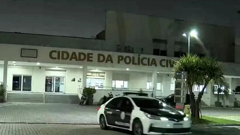 Uma viatura que participa da operação deixa a Cidade da Polícia — Foto: TV Globo/Reprodução