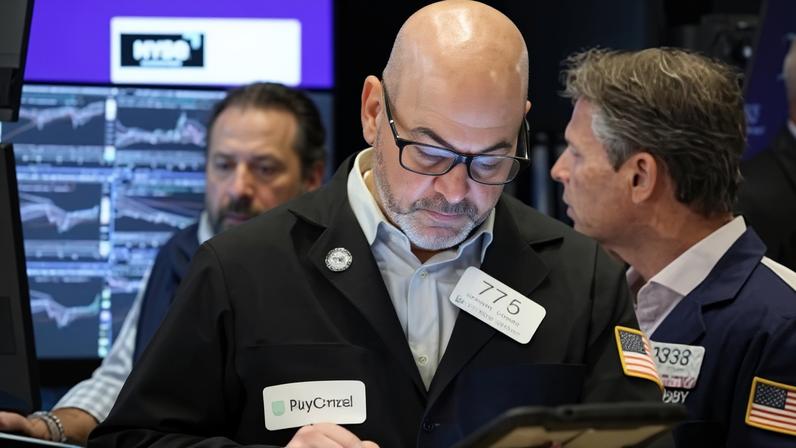 Operadores na bolsa de Nova York em 27 de abril de 2026