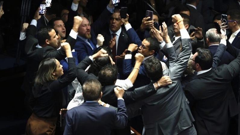 Se no Senado a oposição está conseguindo dialogar com Alcolumbre, vitórias inéditas poderão ser obtidas antes das próximas eleições, diz o articulista; na imagem, congressistas da oposição comemoram rejeição à indicação de Messias ao STF