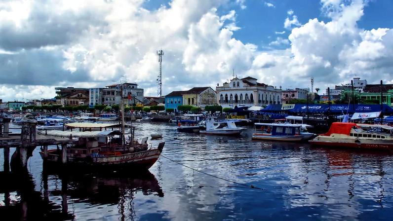 Vista aérea de Valença BA, com o Rio Una e a paisagem urbana. Crédito: Minube.