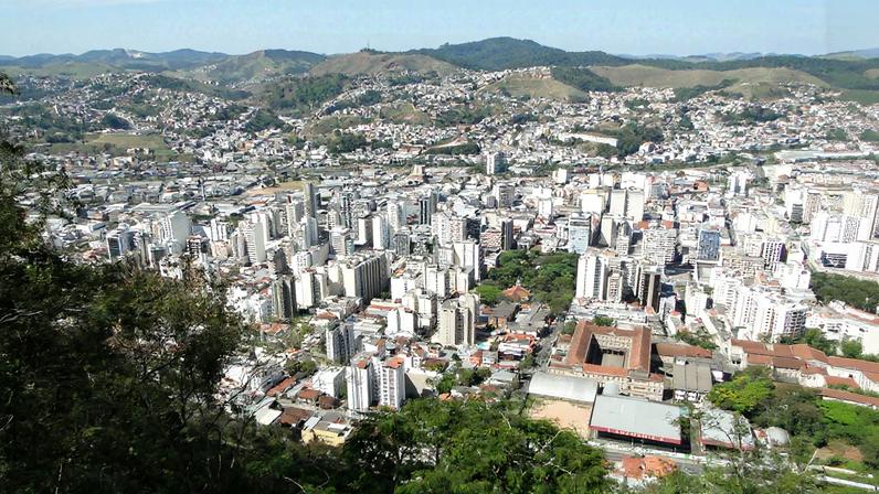 Juiz de Fora é polo regional na Zona da Mata mineira e referência em serviços de saúde. Crédito: Wikimedia Commons.