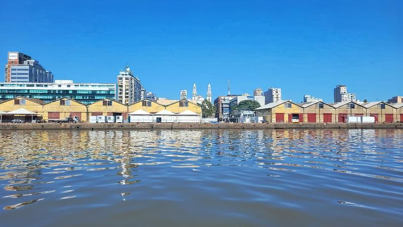Vista do Guaíba e skyline de Porto Alegre