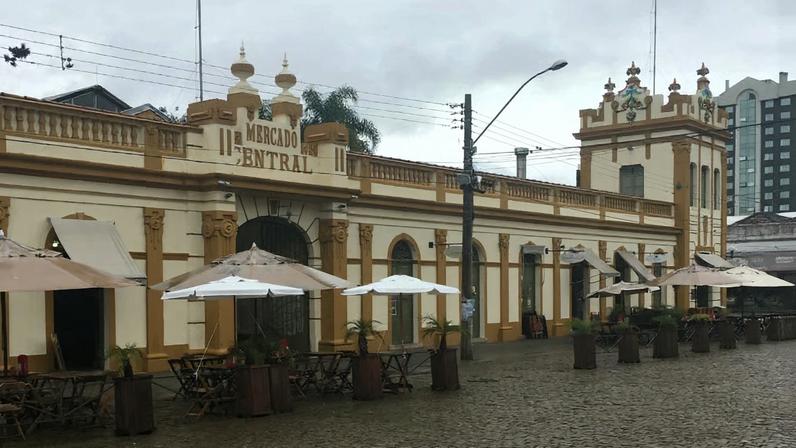Mercado Central de Pelotas e entorno, símbolo da arquitetura histórica da cidade.