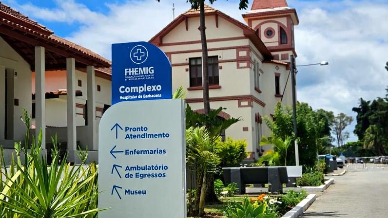 Fachada do Hospital Regional de Barbacena, com sinalizações ao público