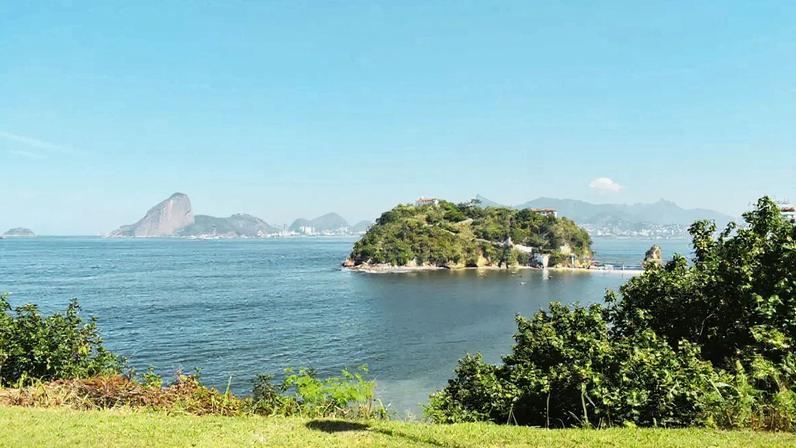 Vista aérea de Niterói e da Baía de Guanabara