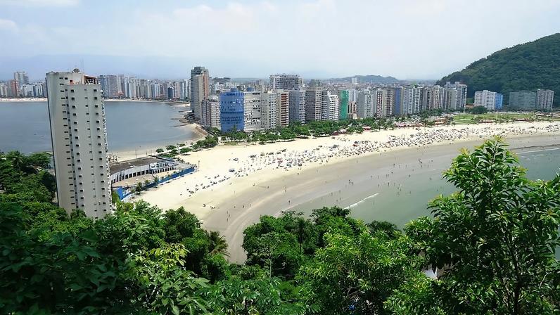 Vista aérea do litoral de São Vicente SP com a Ponte Pênsil ao entardecer, cartão-postal da Baixada Santista.