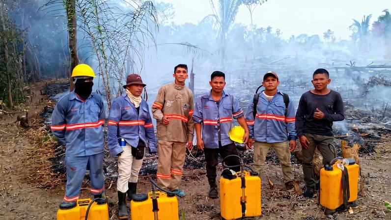 Brigadistas em ação na Amazônia. Crédito: Raízes do Purus.