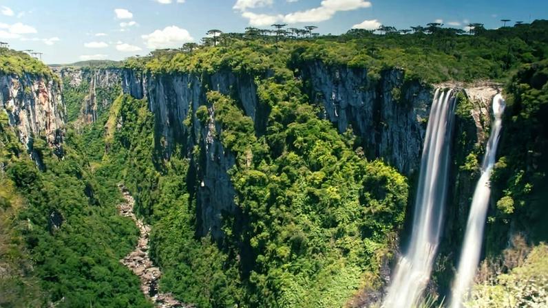 Paisagem rural do Vale do Rio Pardo, com campo verde e céu limpo