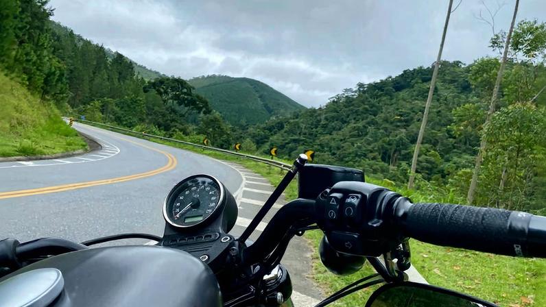 Vista panorâmica do Rio de Janeiro com o Pão de Açúcar ao fundo, ao entardecer. Crédito: Parque Bondinho Pão de Açúcar.