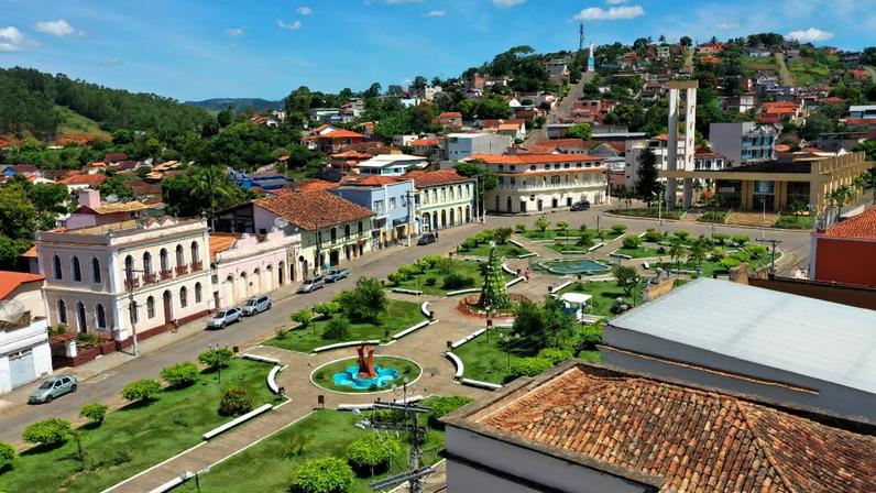 Imagem ilustrativa: praça central e cenário urbano de uma cidade do interior de Minas Gerais. Crédito: Conheça Minas.