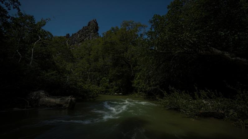 Paisagem natural com rios de águas cristalinas e a Serra da Bodoquena ao fundo, na região de Jardim MS.