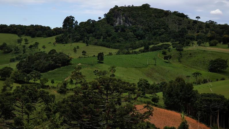 Paisagem que remete ao entorno de Monte Sião, no Sul de Minas, região conhecida pela moda em tricô e turismo de compras. Crédito: Descobertas do Thelmo.