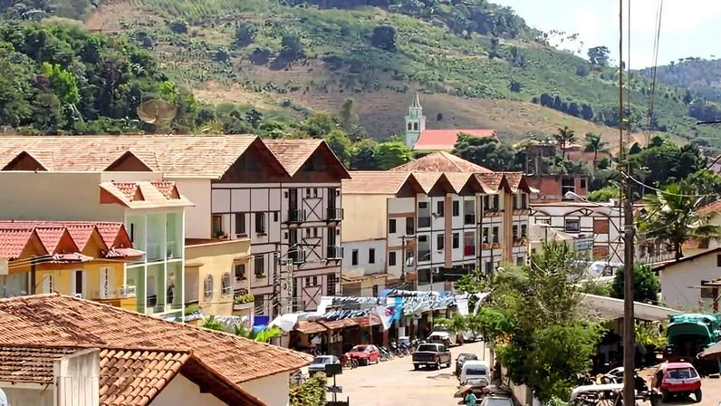 Vista panorâmica de Santa Maria de Jetibá, com área urbana e montanhas ao fundo