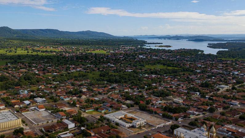 Panorama urbano de Minaçu com a natureza do norte goiano e o Lago de Serra da Mesa. Crédito: Wikipédia.