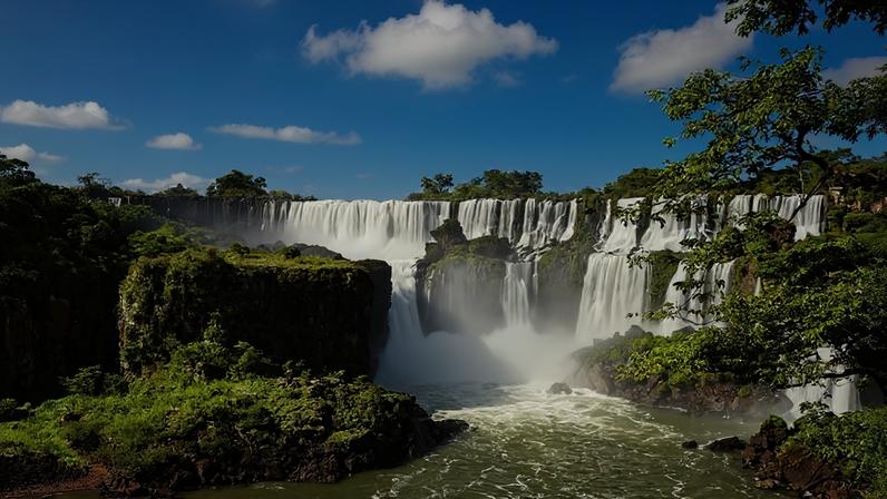 Cataratas do Iguaçu em dia claro, com quedas d’água e vegetação ao redor