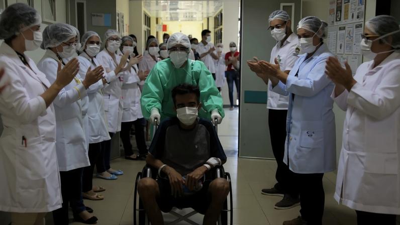 Profissionais de saúde em corredor de hospital moderno. Créditos: Pró-Saúde.