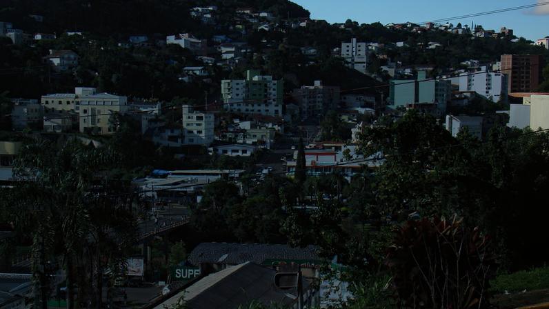 Vista aérea de Videira SC, com área urbana e vegetação ao redor