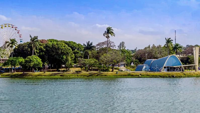 Lagoa da Pampulha ao pôr do sol, cartão-postal de Belo Horizonte. Créditos: BlaBlaBlog — BlaBlaCar.