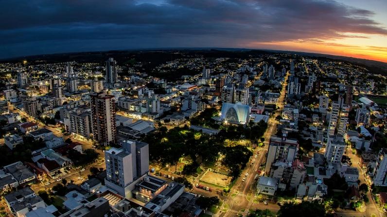 São Miguel do Oeste SC. Vista aérea da área urbana e de espaços verdes. Créditos: Wikipédia.