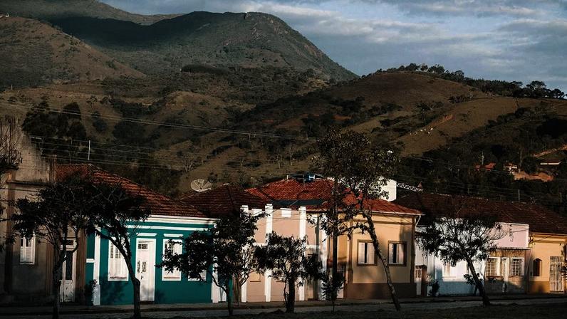 Vista de Córrego do Bom Jesus, na Serra da Mantiqueira, com morros ao fundo e casario colorido