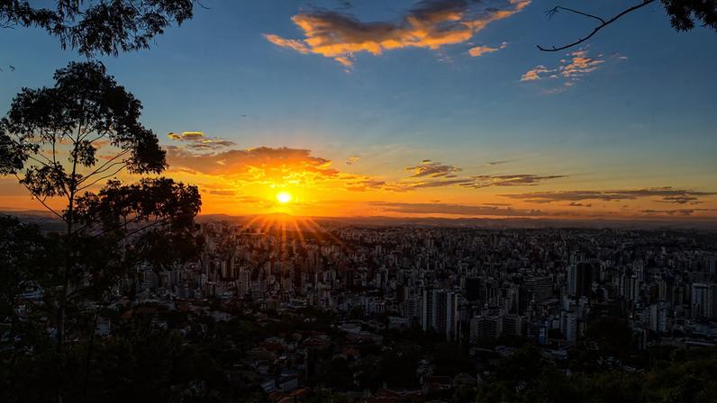 Skyline de Belo Horizonte ao entardecer