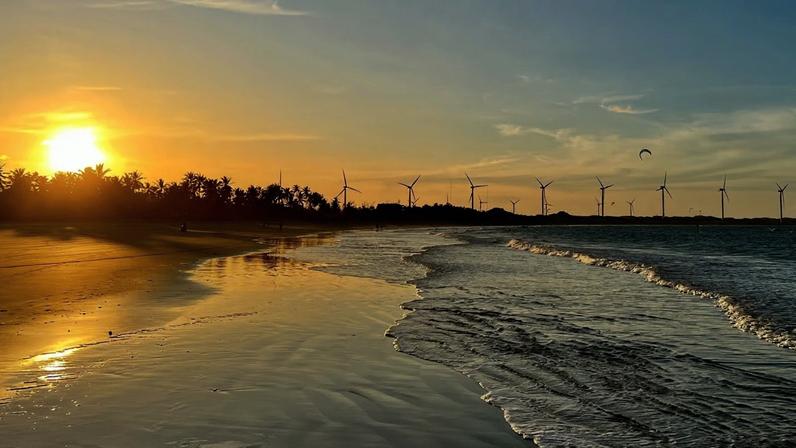 Entardecer em Icaraí de Amontada, com dunas, mar e kitesurf ao fundo