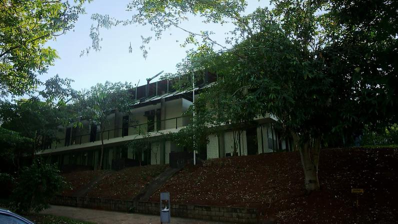 Vista do campus da Unicamp, em Barão Geraldo, Campinas, com prédios e áreas verdes em dia claro