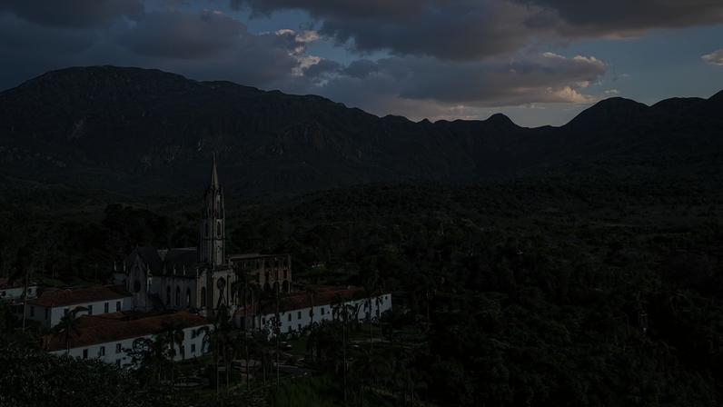 Vista panorâmica de Catas Altas MG com a Serra do Caraça ao fundo e céu aberto.