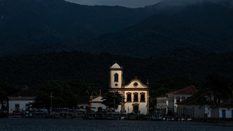 Vista aérea de Paraty, com o Centro Histórico, a baía e a Mata Atlântica ao fundo