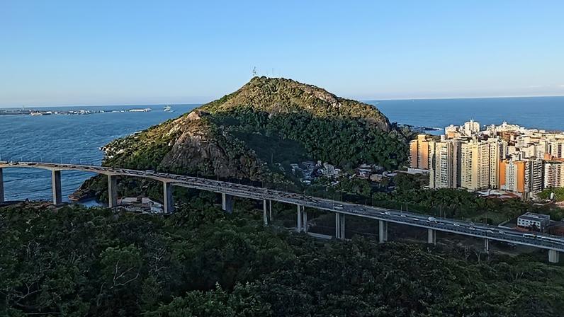 Vista aérea de Vitória ES com a Terceira Ponte ao fundo