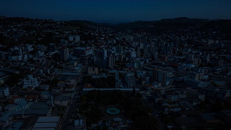 Vista aérea da cidade de Concórdia SC, com áreas verdes e zona urbana, em dia de céu aberto. Créditos: Portal Concordia.