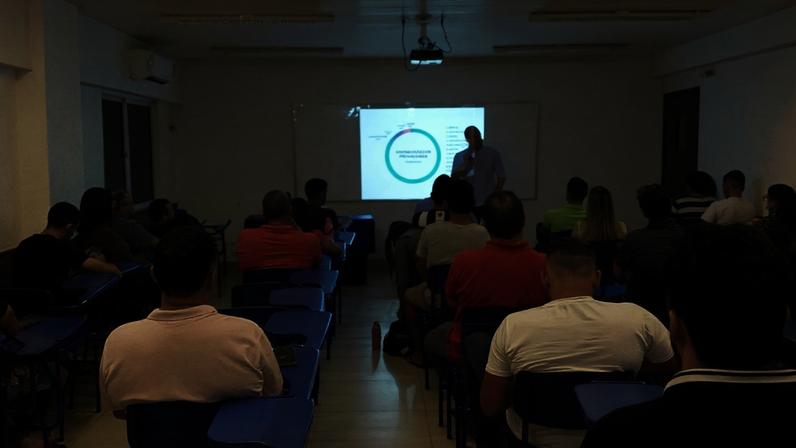 Sala de aula de Engenharia Civil, professor no quadro e estudantes atentos