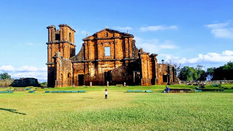 Patrimônio histórico da região, as Ruínas de São Miguel das Missões ajudam a ilustrar o contexto cultural de Caibaté e das Missões.