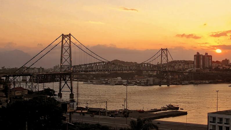 Florianópolis ao entardecer com a Ponte Hercílio Luz em destaque