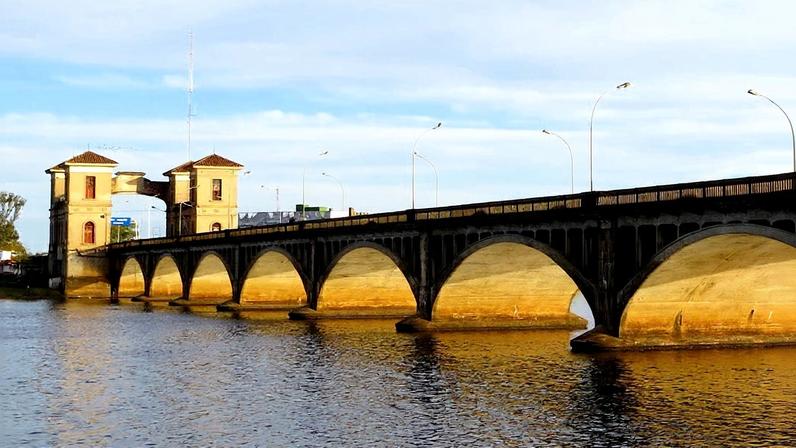 Ponte Internacional Barão de Mauá sobre o rio Jaguarão, ao entardecer