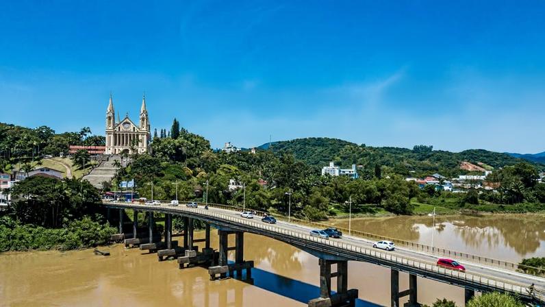 Vista aérea de Petrolândia SC ao entardecer