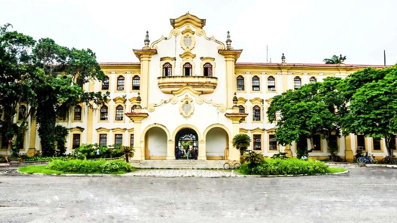 Fachada de um campus do IF Sudeste MG em Minas Gerais, com o letreiro do Instituto em destaque