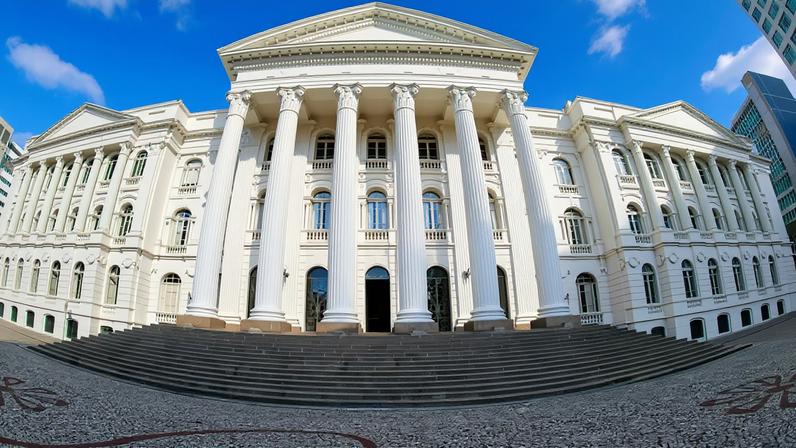Fachada acadêmica de um câmpus federal, com estudantes em circulação