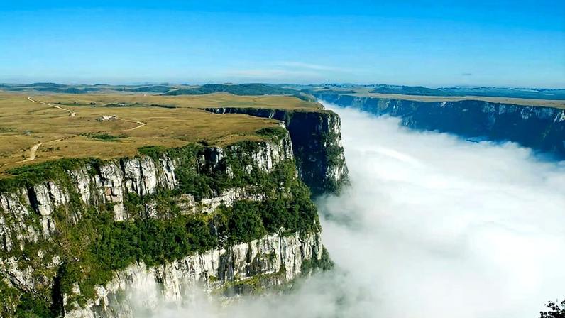 Panorama de campos ondulados e vegetação de altitude na região dos Campos de Cima da Serra, no entorno de Vacaria RS. Crédito: Turismo de Natureza.