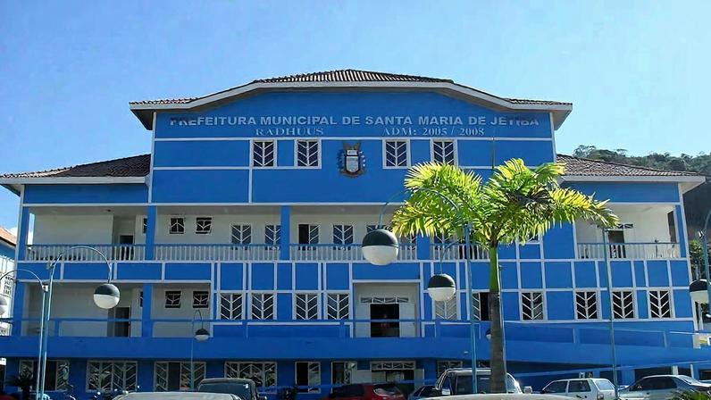 Paisagem urbana serrana em Santa Maria de Jetibá ES, com influência pomerana e céu aberto