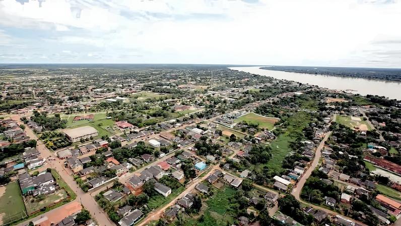 Vista urbana em área amazônica, com ruas retas e vegetação ao redor